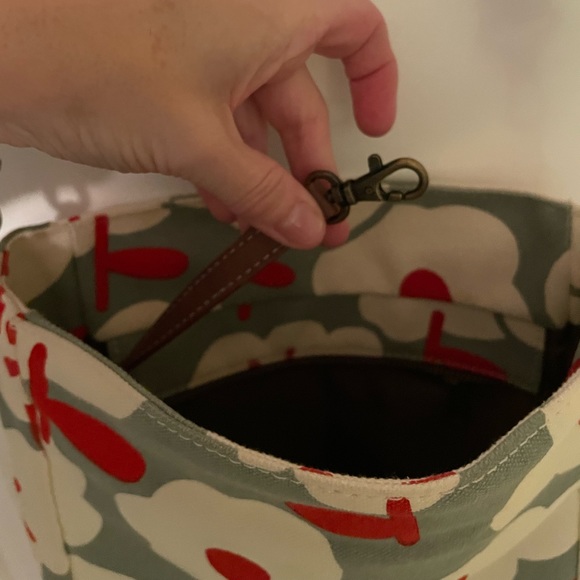 Maika Crossbody Bag with Red and White Floral Design - Picture 3 of 3